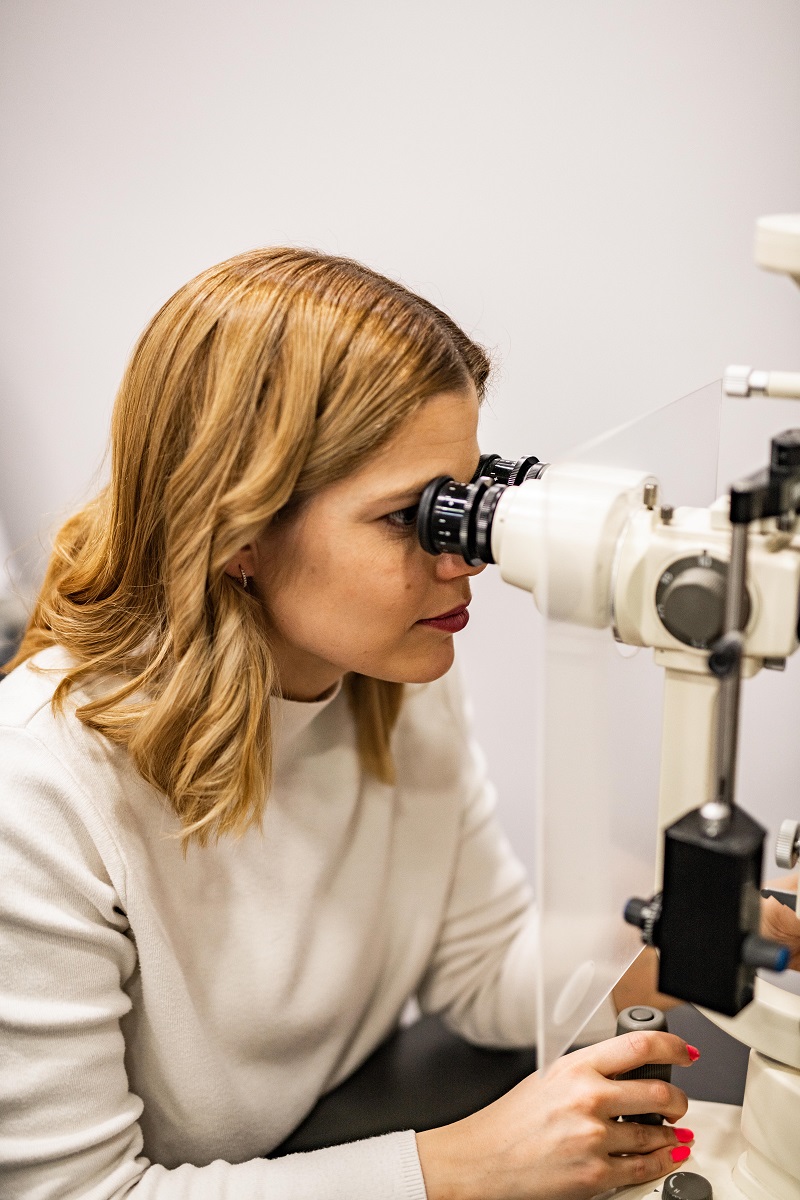 Dr Ács Optika a Kecskemét belvárosi dr ács optika és szemészeti rendelő látásvizsgálata, ingyenes kontkaktlencse próba és illesztés, betanításra várja a családot, napszemüveg, szemüveg akciókkal, folyadékokkal, műkönnyel a Malom belváros közelében. Nagykőrös, Széchenyi város, Vacsiköz, Máriaváros, Hunyadiváros tiniknek és kamaszoknak.
